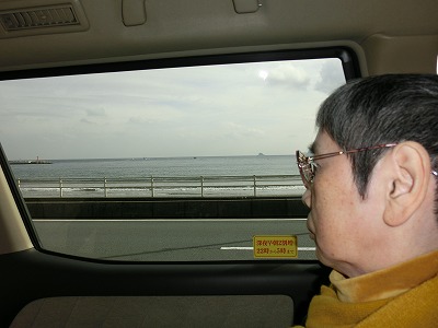 帰りは車の椅子に座って頂きずっと海を見て頂きました。